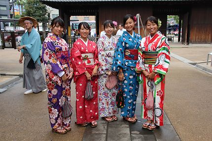 Jolies demoiselles à Dejima, Japon