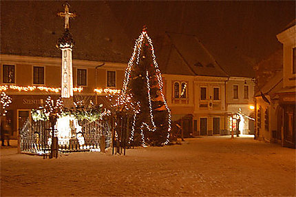 La place principale de Szentendre de nuit à Noël