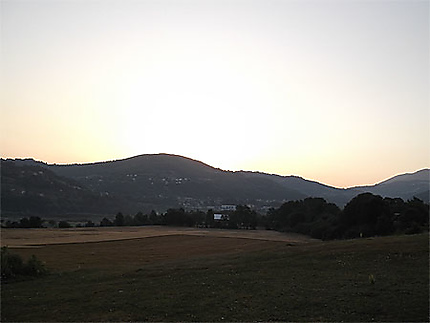Un lever de soleil sur la vallée de la Tara