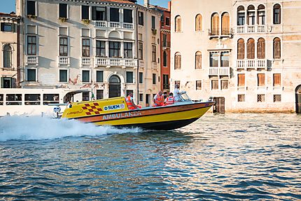 Venise - Une ambulance sur le Grand Canal