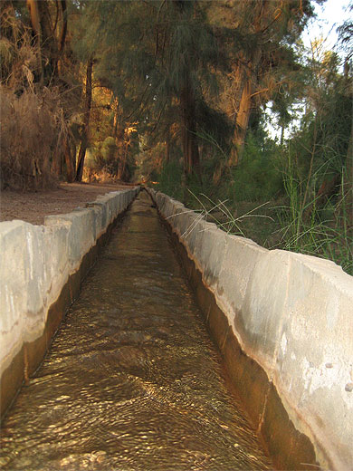 Canal irriguant Baharreya Oasis Canal irriguant Baharreya Oasis