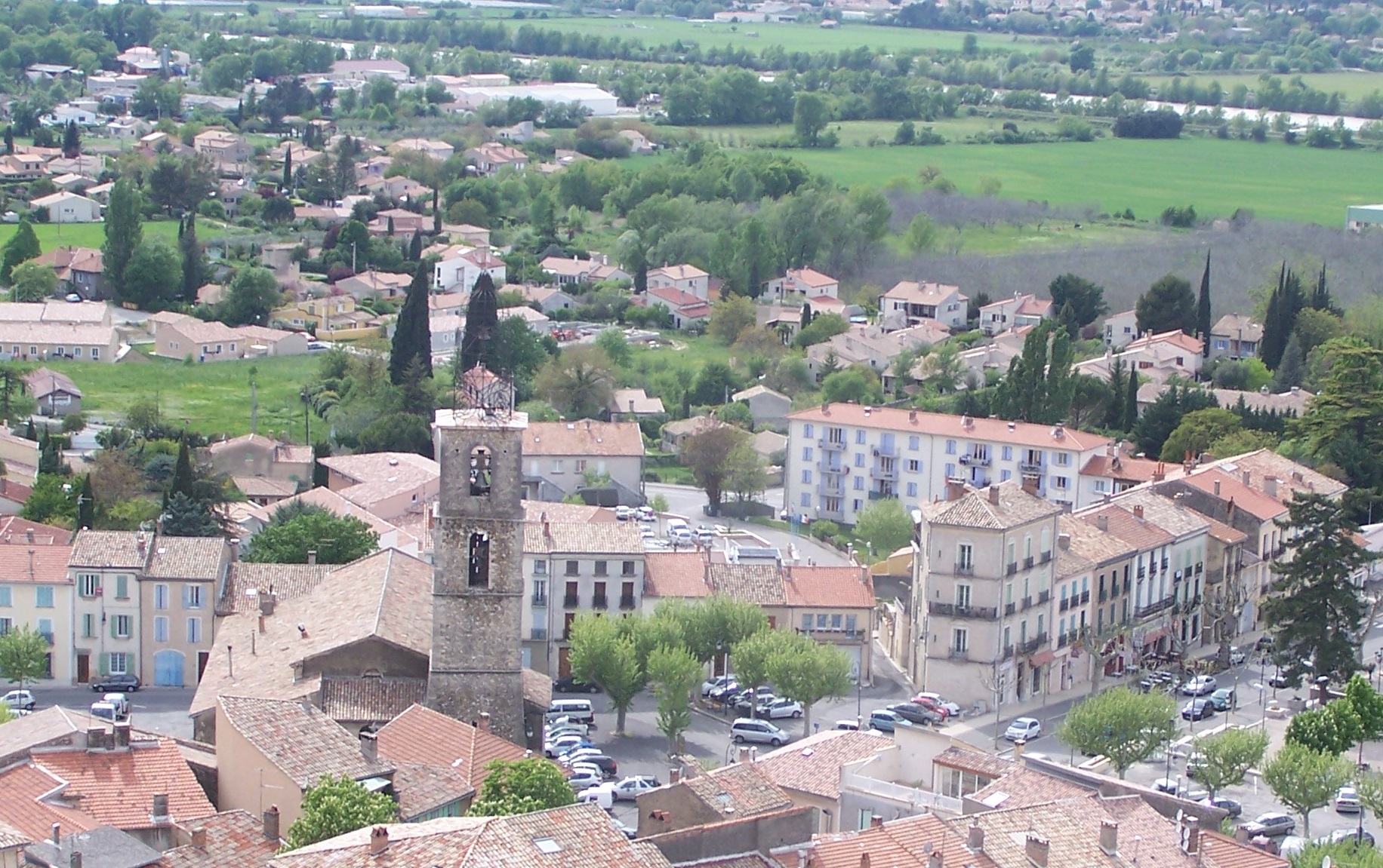 Village des mées vu du haut des Pénitents Village des mées vu du haut des Pénitents