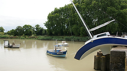 Le voilier élastique sur le canal de la Matinière
