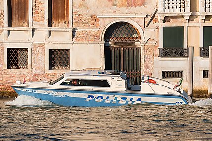 Venise - Un bateau de police sur le Grand Canal