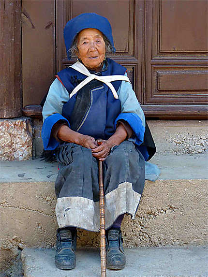 Vieille femme naxi. Près de Lijiang