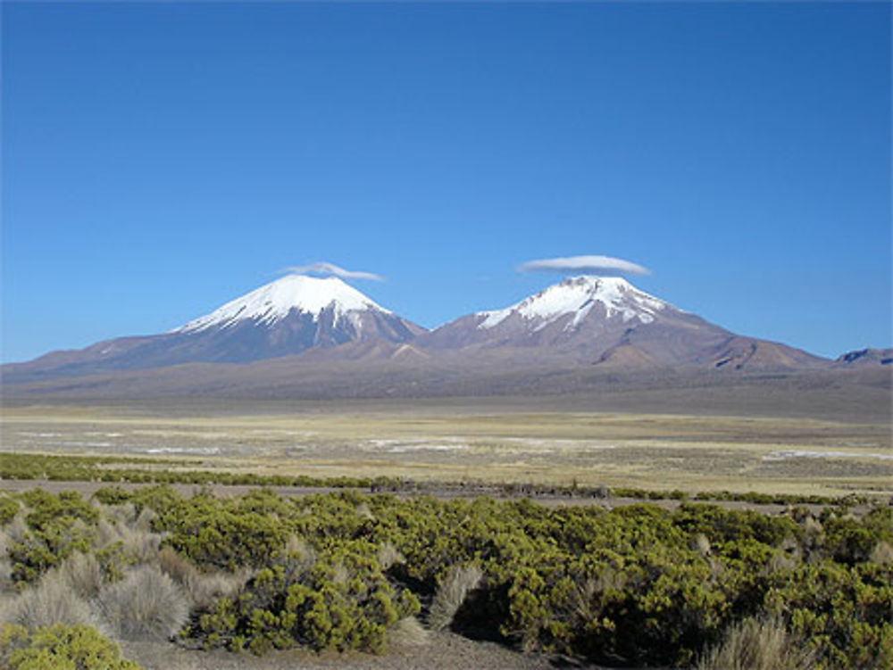 Les volcans jumeaux Parinacota et Pomerape