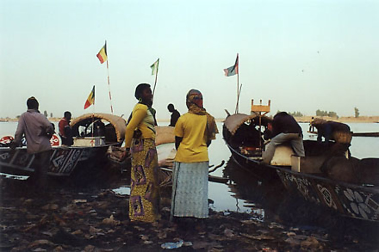En pinasse sur le Niger