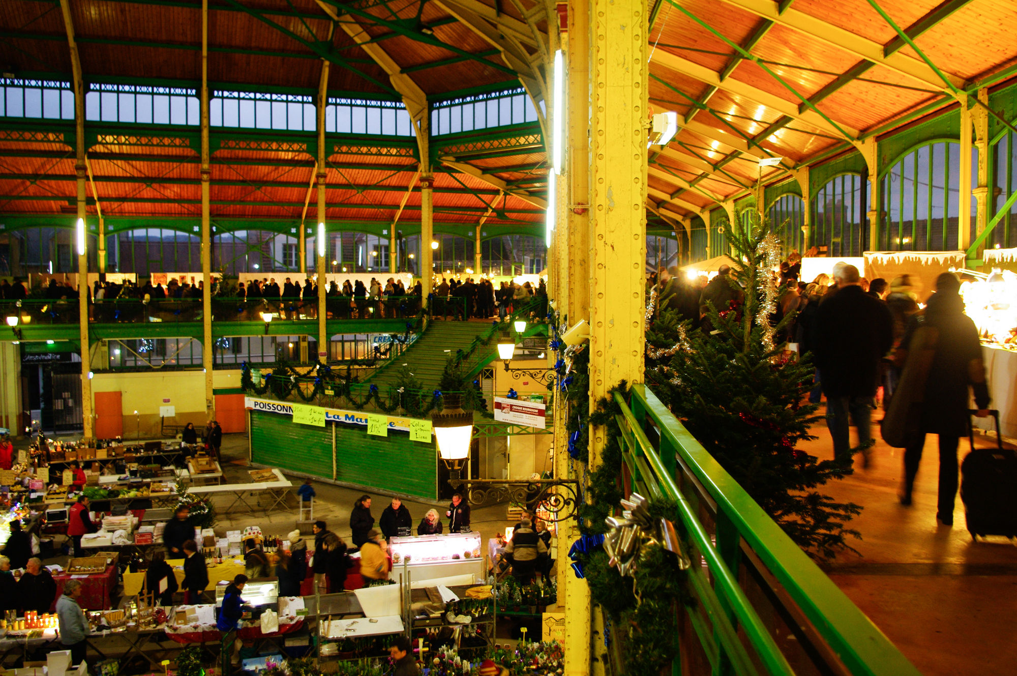 Le marché de Noël de Sens dans la halle du XIXème 
