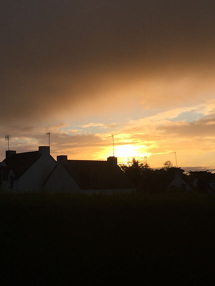 Un lever de soleil lumineux dans le Finistère