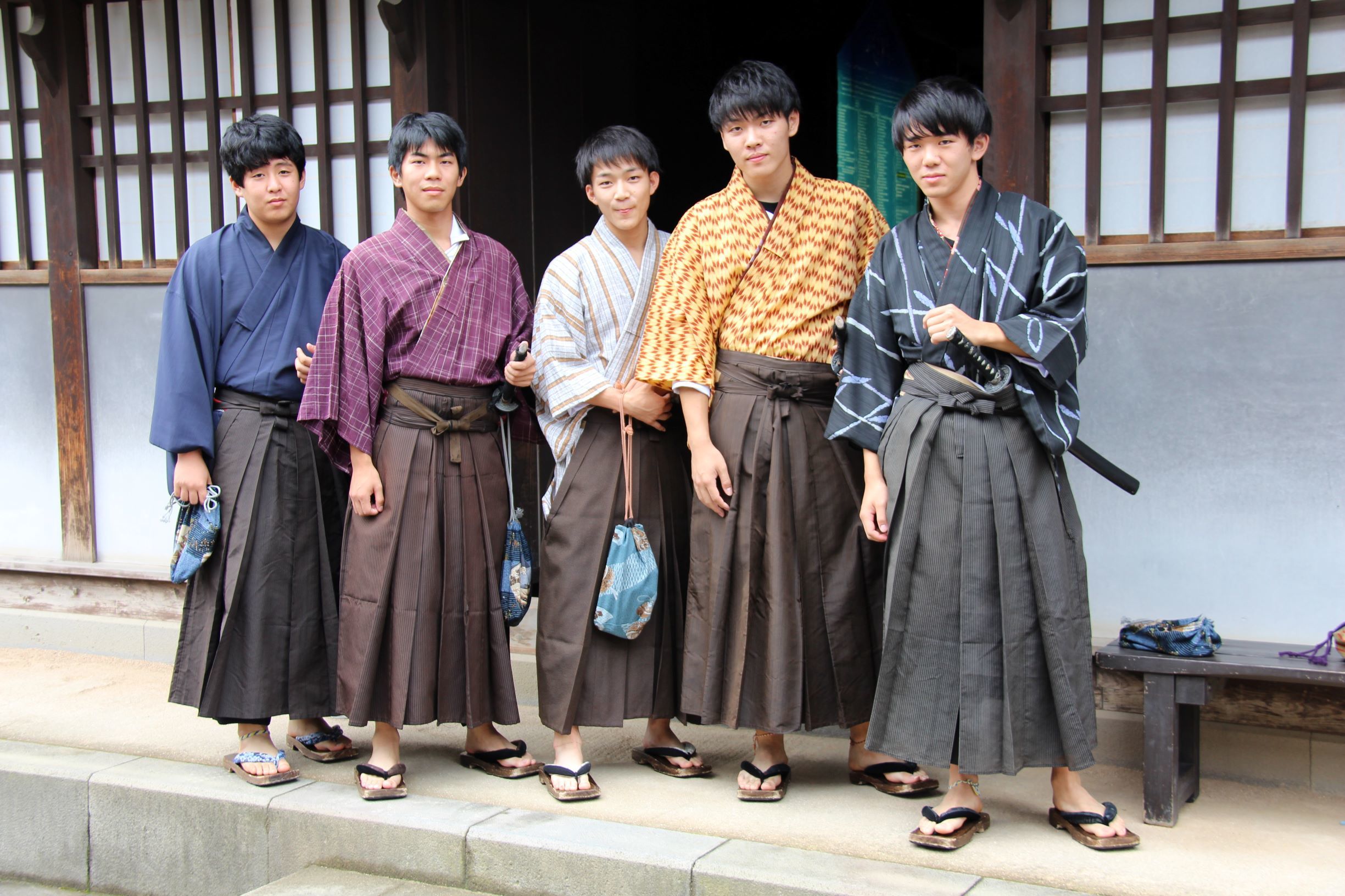 Jeunes hommes en costume traditionnel à Dejima