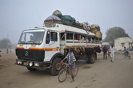 Taxi-be sur le départ à Ambovombe Taxi-be sur le départ à Ambovombe