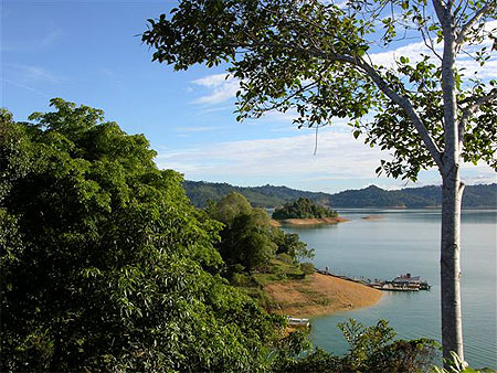 Le lac de Batang Ai sur l'île de Bornéo Le lac de Batang Ai sur l'île de Bornéo
