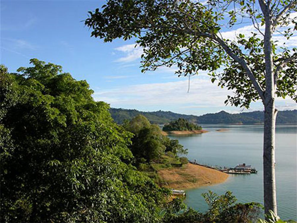 Le lac de Batang Ai sur l'île de Bornéo