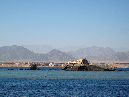 Bateau échoué sur Tiran Reef (Red Sea) Bateau échoué sur Tiran Reef (Red Sea)