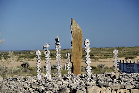 Bucrânes et Aloalo sur un tombeau Mahafaly Bucrânes et Aloalo sur un tombeau Mahafaly