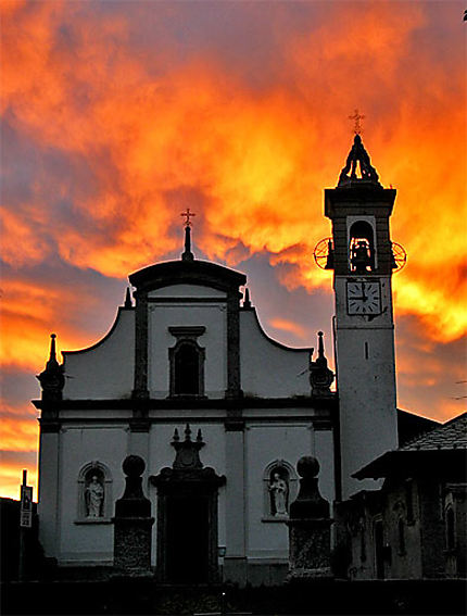 Eglise au coucher du soleil à Zelbio
