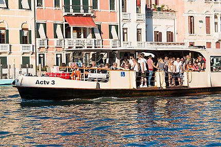 Venise - Un vaporetto et ses touristes