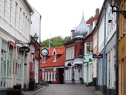Une rue dans la vieille ville d'Ebeltoft
