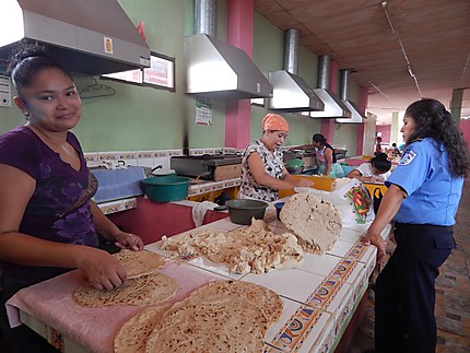 Bluefields - marché - Fabrique de tortillas
