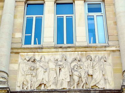 Statues en façade du musée d'Aquitaine