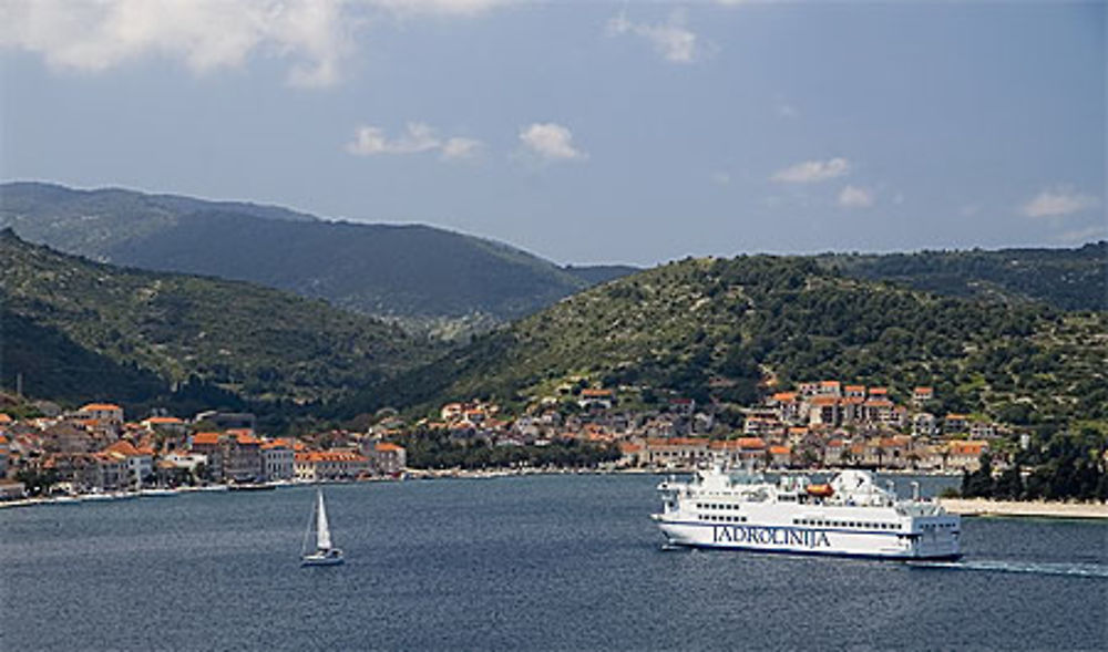 Arrivée du ferry à Vis