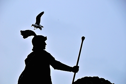 L'oiseau et la statue