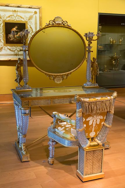 Le Louvre, table et fauteuil de toilette
