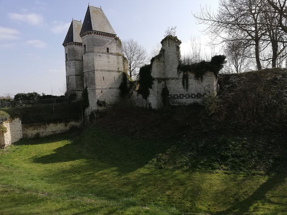 Château d'Airaines les Tours de Luynes