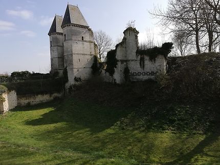 Château d'Airaines les Tours de Luynes