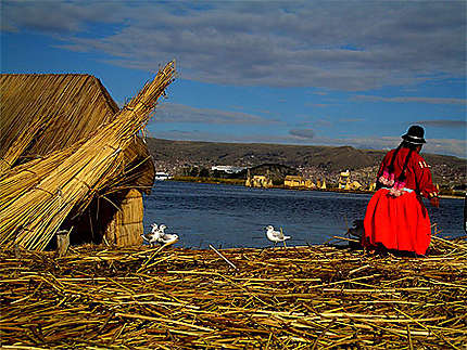 Sur les îles Uros du lac Titicaca