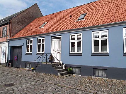 Maison bleue dans la vieille ville d'Ebeltoft