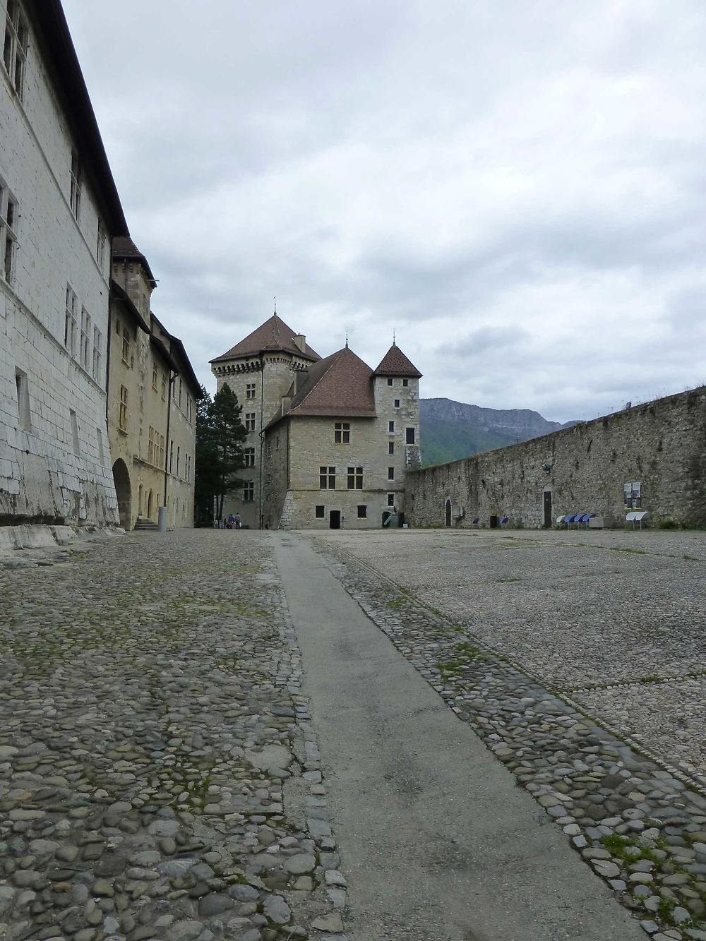 Dans le cour du château