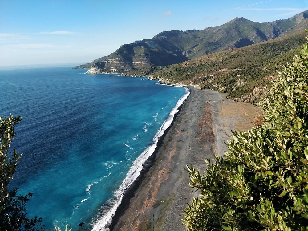 La célèbre plage de sable noir de Nonza en Corse