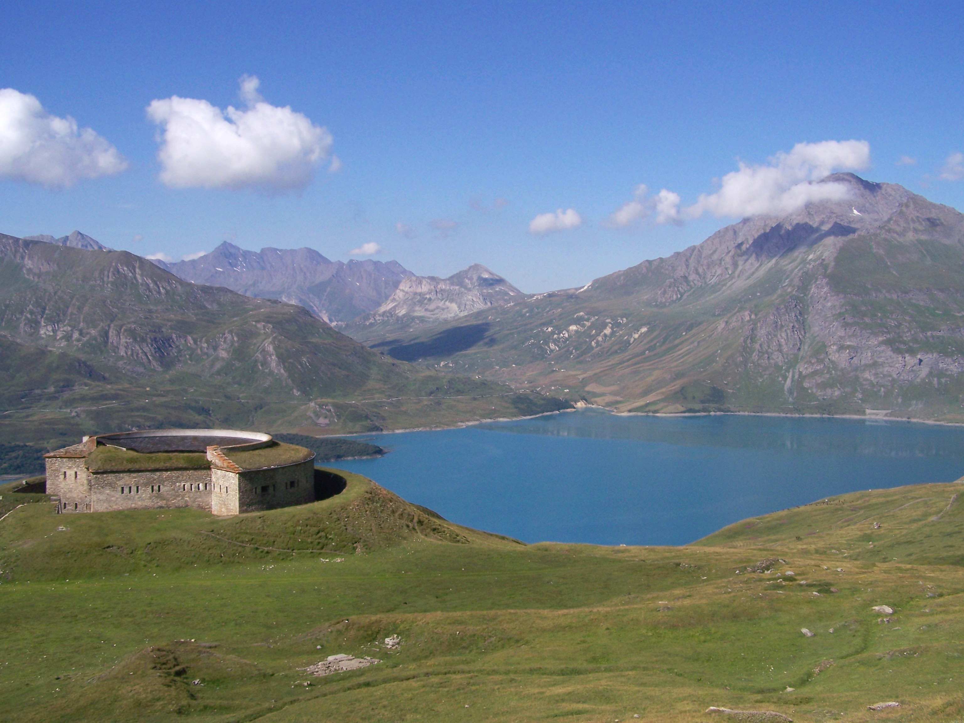 Le fort domine le lac Le fort domine le lac