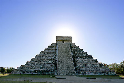 Le soleil et la pyramide