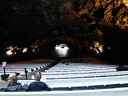 L'amphithéâtre sous le tunnel de lave