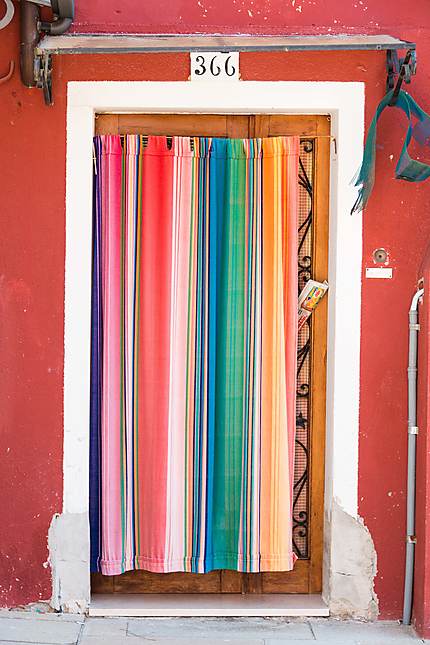 Burano - Un rideau de porte arc-en-ciel