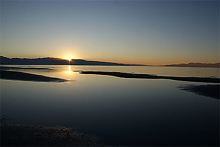 Coucher du soleil sur le lac salé de salt lake city