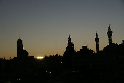Minarets et clocher église chrétienne à Amman