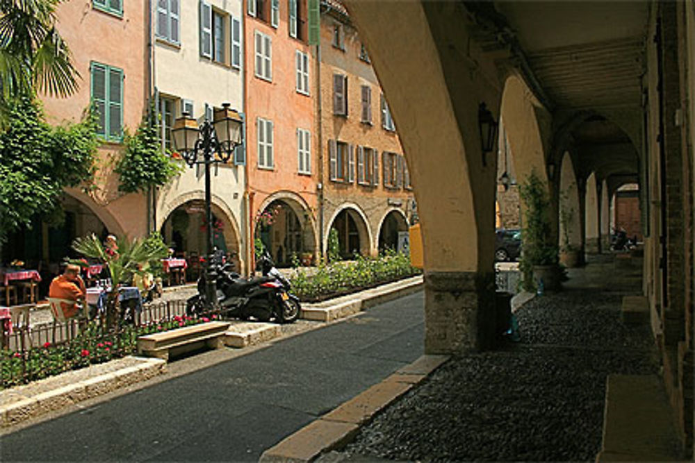 Biot- la place du vieux village