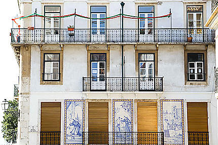 Lisbonne - Façade avec ses azulejos et ses guirlandes
