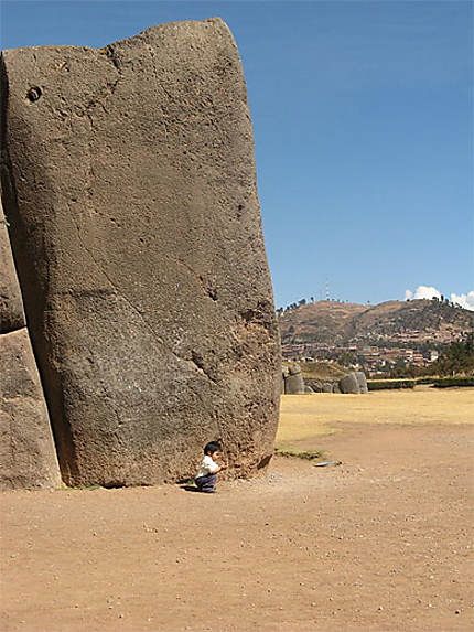 Enfant devant les ruines de Sacsahuaman