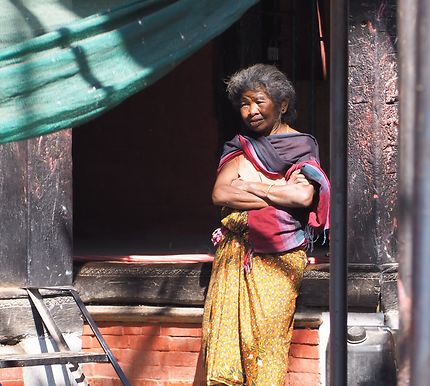 Femme flirtant avec le soleil à Kathmandu, Népal