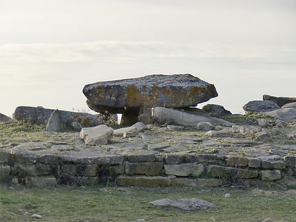 Le dolmen de port blanc sur la côte sauvage