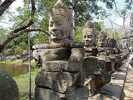 Allée menant à Angkor Thom - Dieux