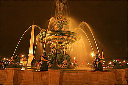 Paris la nuit-fontaines de la place de la concorde-_tour Eiffel_Obelisque