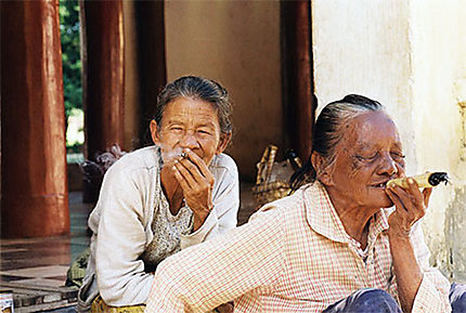 Les fumeuses de cheerot à Old Bagan
