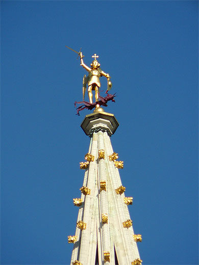 Saint-Michel au sommet de l'Hôtel de Ville