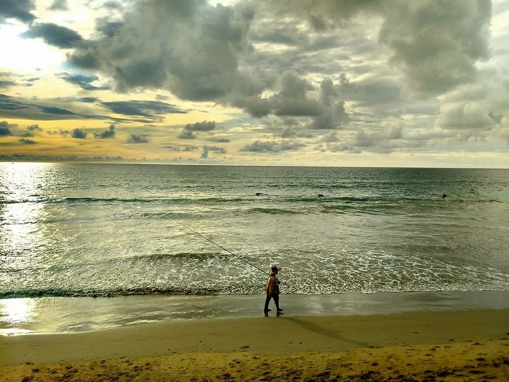 Pêcheur au bord de la mer