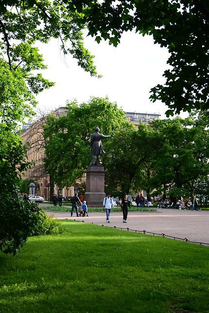 Place des Arts à Saint-Pétersbourg